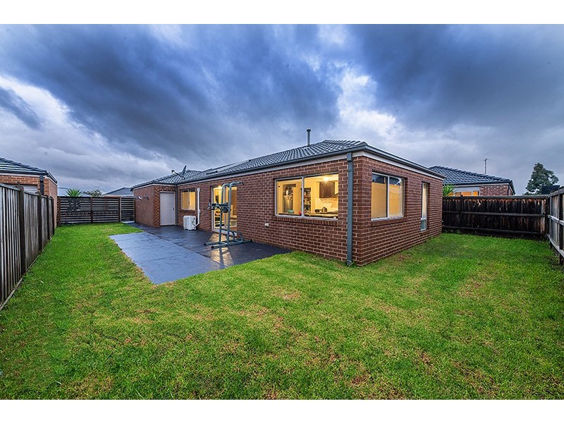 28 Prescott Drive, Cranbourne North VIC 3977