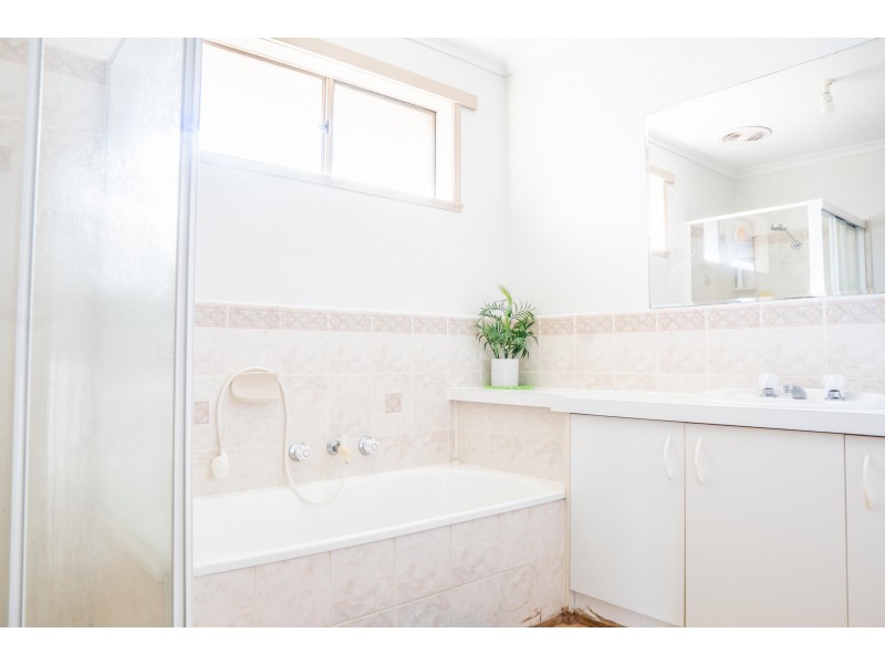 36 Bates Street, Cranbourne West VIC 3977