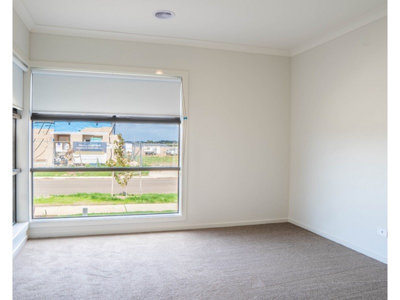 11 Outfield Road, Clyde North VIC 3978