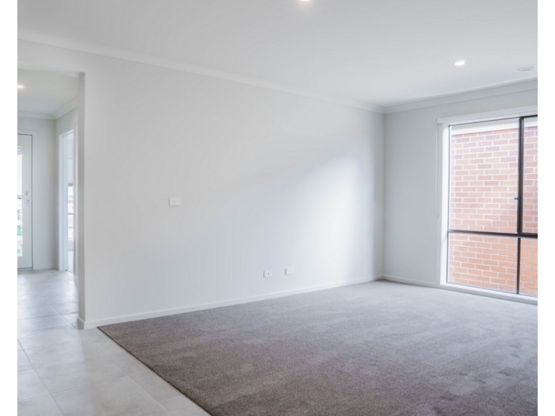 11 Outfield Road, Clyde North VIC 3978