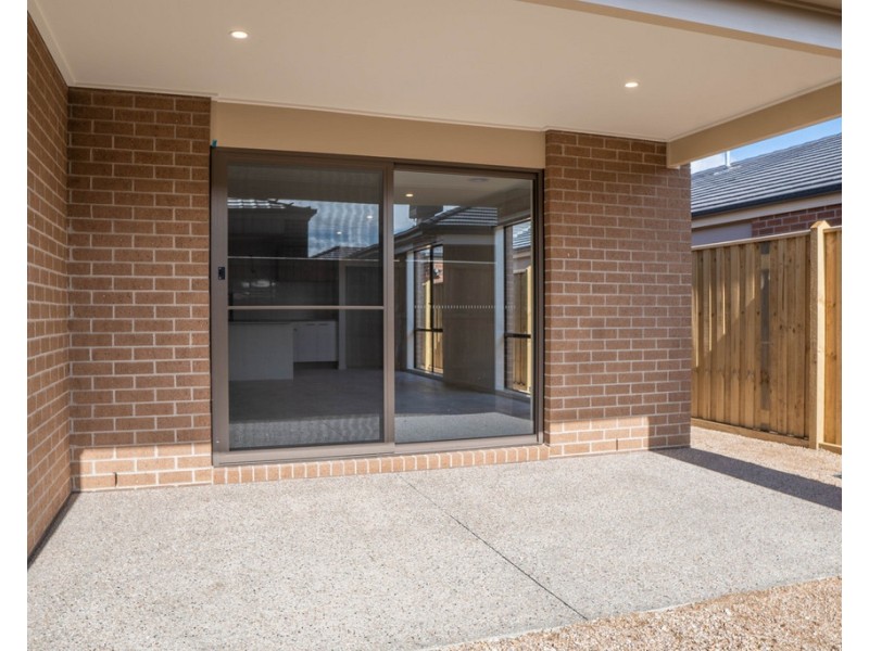 11 Outfield Road, Clyde North VIC 3978