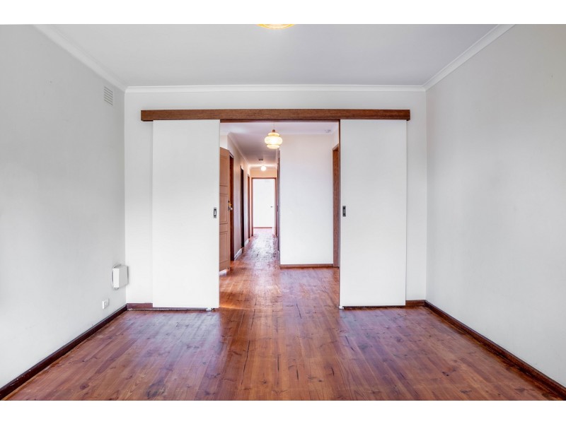 10 Hawdon Dr, Cranbourne VIC 3977