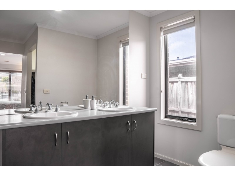 6 Derby Ct, Cranbourne North VIC 3977