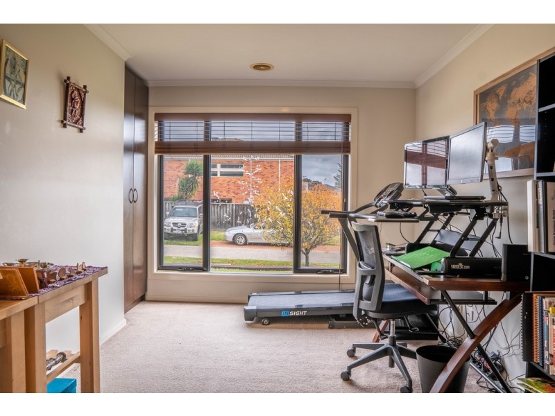 6 Derby Ct, Cranbourne North VIC 3977