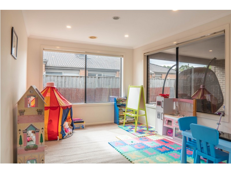 6 Derby Ct, Cranbourne North VIC 3977