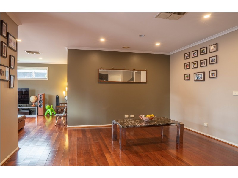 6 Derby Ct, Cranbourne North VIC 3977