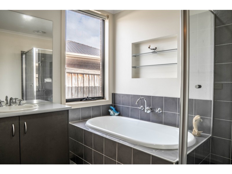 6 Derby Ct, Cranbourne North VIC 3977