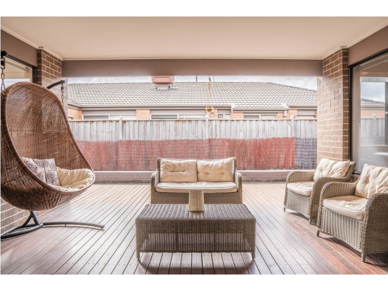 6 Derby Ct, Cranbourne North VIC 3977