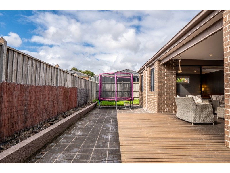 6 Derby Ct, Cranbourne North VIC 3977