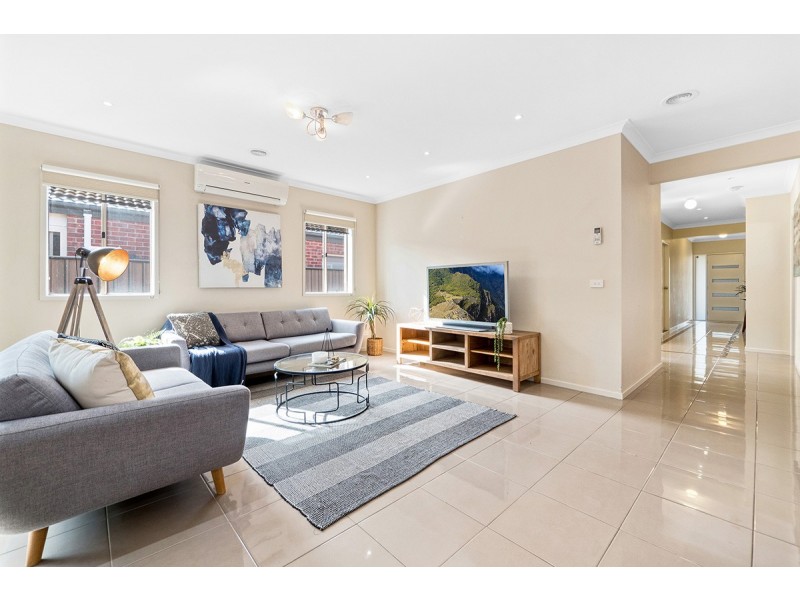 8 Lusitano Way, Clyde North VIC 3978