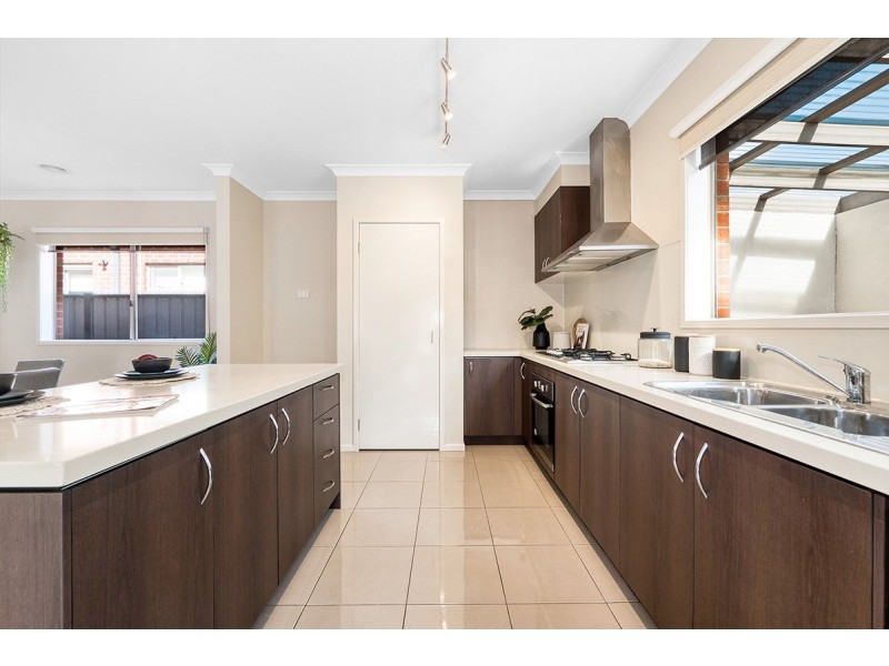 8 Lusitano Way, Clyde North VIC 3978