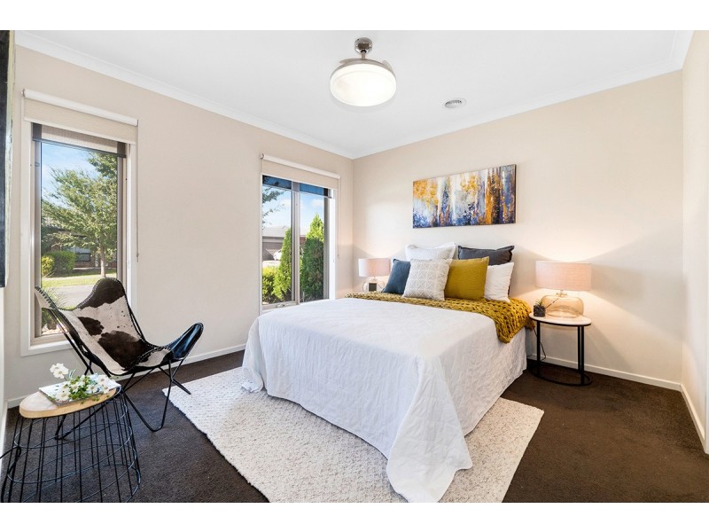 8 Lusitano Way, Clyde North VIC 3978