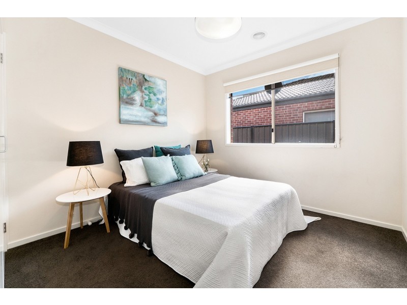 8 Lusitano Way, Clyde North VIC 3978