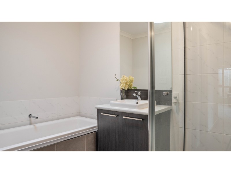 41 Avonbury Circuit, Cranbourne West VIC 3977