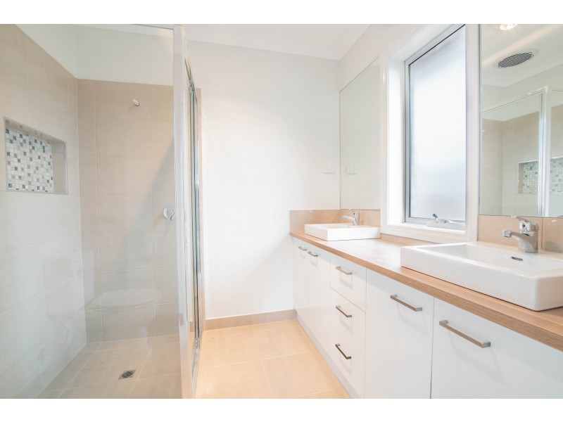 37 Harmon Dr, Drouin VIC 3818