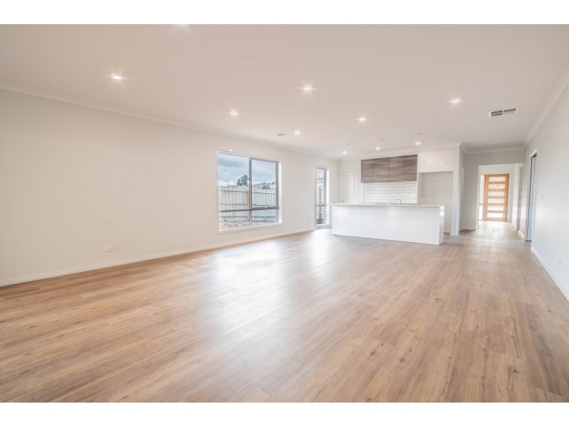 37 Harmon Dr, Drouin VIC 3818