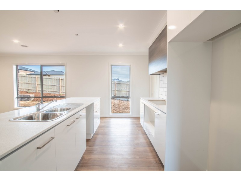 37 Harmon Dr, Drouin VIC 3818