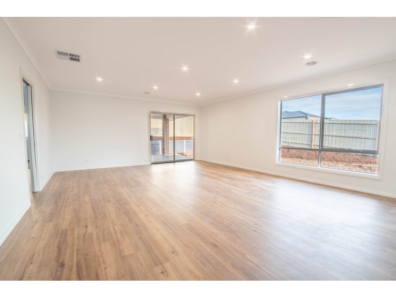 37 Harmon Dr, Drouin VIC 3818