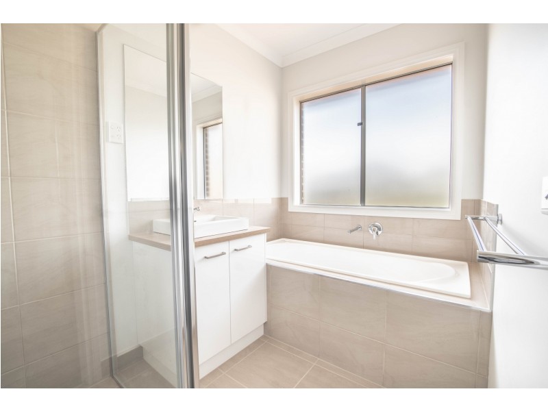 37 Harmon Dr, Drouin VIC 3818