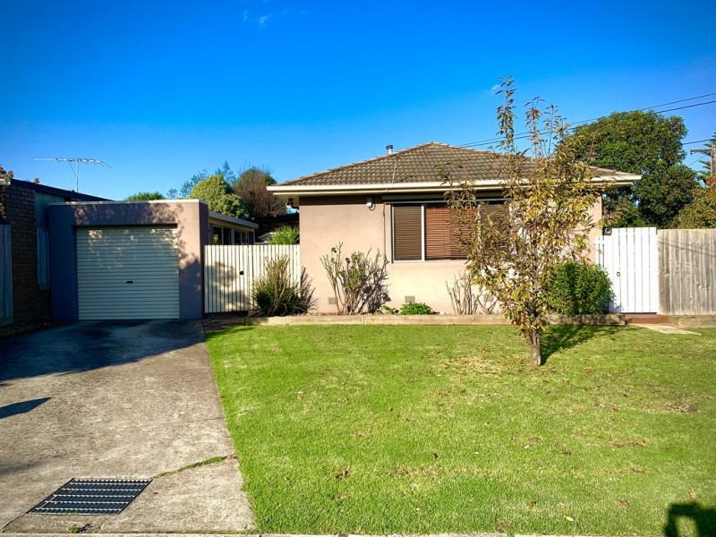 24 Chateau Ave, Narre Warren VIC 3805