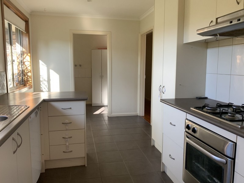 24 Chateau Ave, Narre Warren VIC 3805