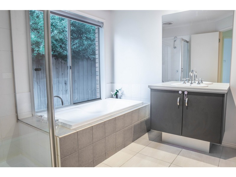 16 Melington Drive, Lyndhurst VIC 3975