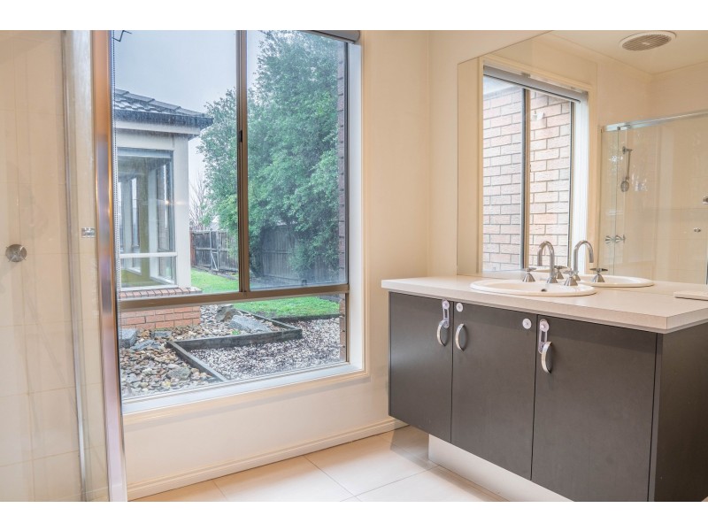 16 Melington Drive, Lyndhurst VIC 3975