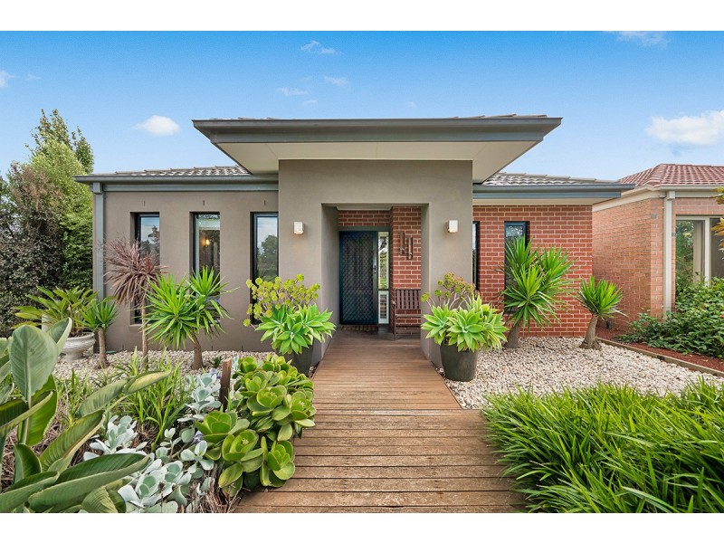 12 Nokota Lane, Clyde North VIC 3978