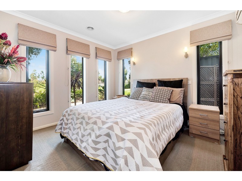 12 Nokota Lane, Clyde North VIC 3978