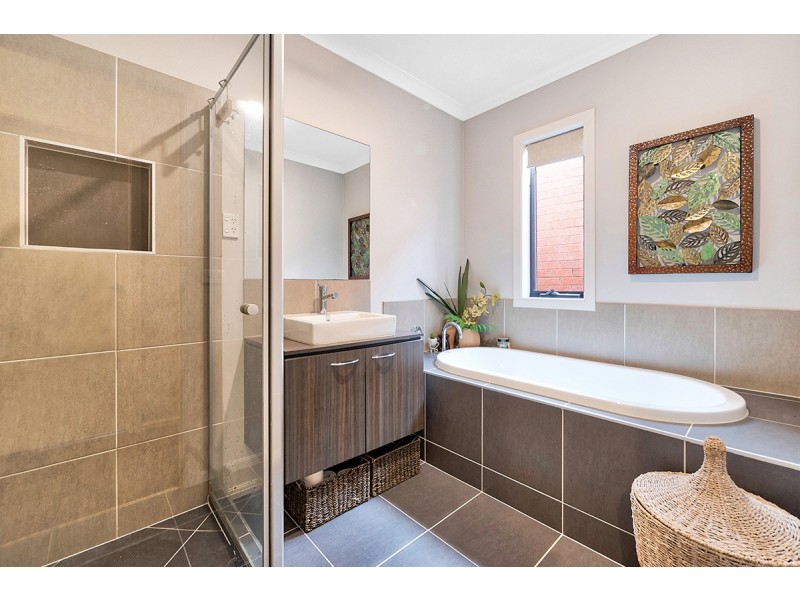 12 Nokota Lane, Clyde North VIC 3978