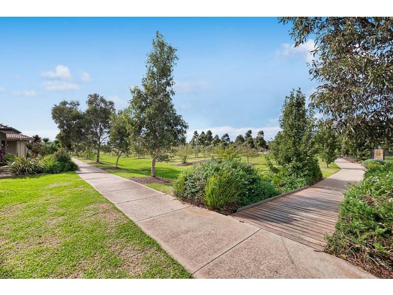 12 Nokota Lane, Clyde North VIC 3978