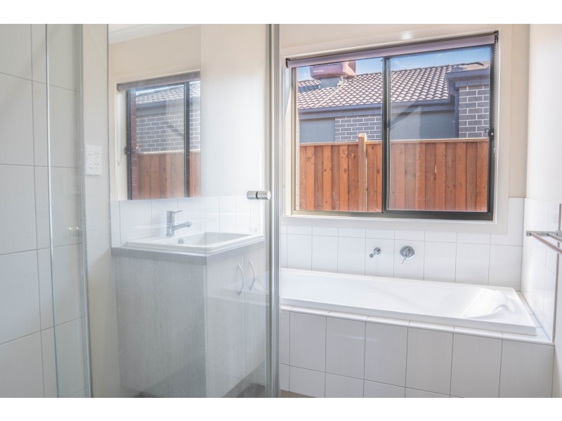 56 City Vista Cct, Cranbourne West VIC 3977