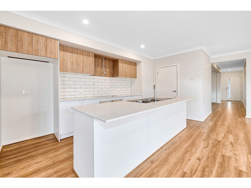 31 Trojan Cres, Clyde North VIC 3978