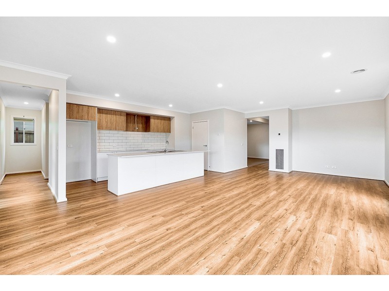 31 Trojan Cres, Clyde North VIC 3978