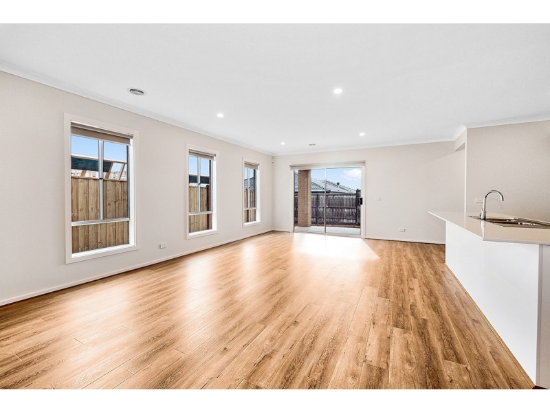 31 Trojan Cres, Clyde North VIC 3978