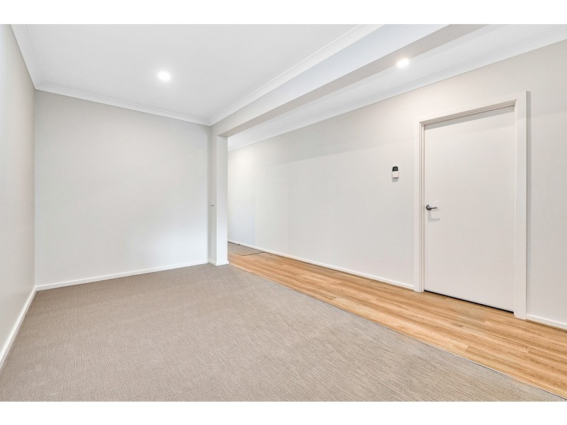 31 Trojan Cres, Clyde North VIC 3978