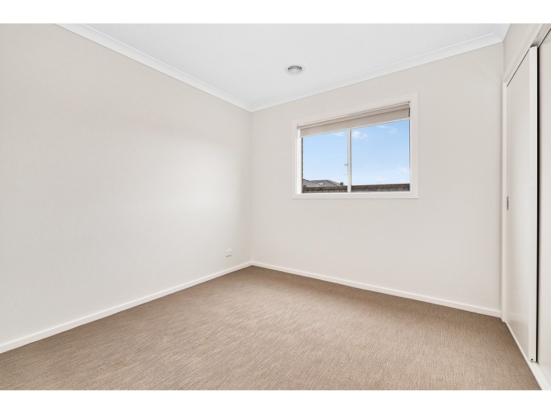 31 Trojan Cres, Clyde North VIC 3978