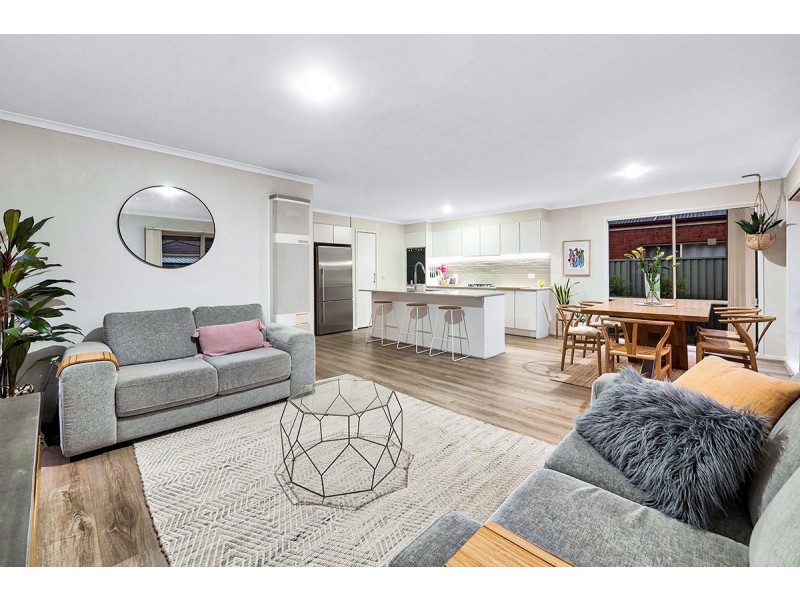 2 Gallop Close, Cranbourne East VIC 3977