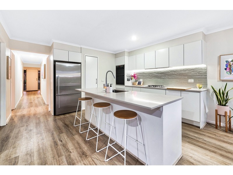 2 Gallop Close, Cranbourne East VIC 3977