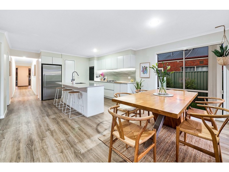 2 Gallop Close, Cranbourne East VIC 3977