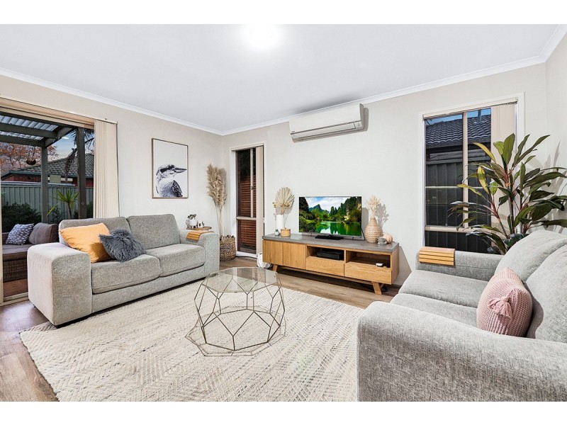 2 Gallop Close, Cranbourne East VIC 3977