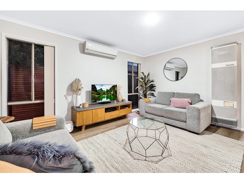 2 Gallop Close, Cranbourne East VIC 3977