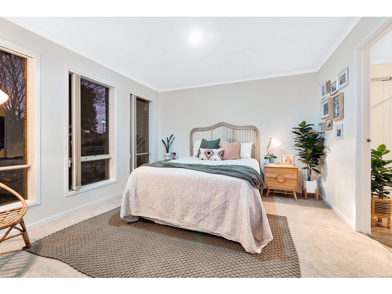 2 Gallop Close, Cranbourne East VIC 3977