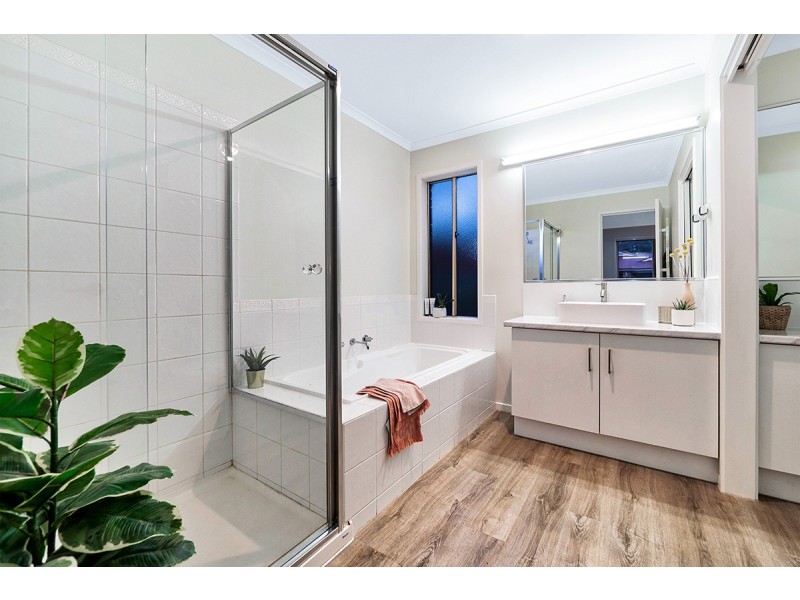 2 Gallop Close, Cranbourne East VIC 3977