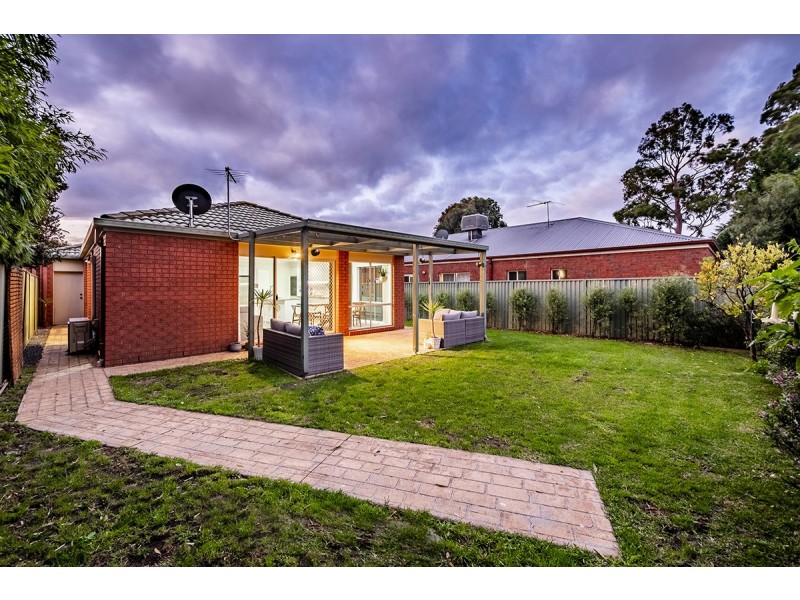 2 Gallop Close, Cranbourne East VIC 3977