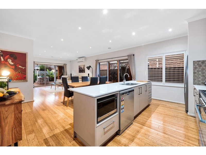 21 Yellow Robin Circuit, Cranbourne East VIC 3977