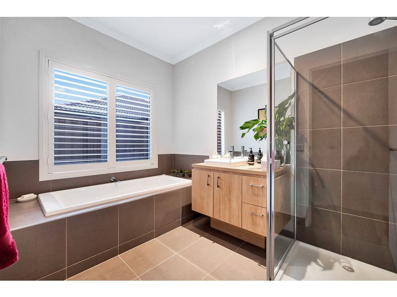 21 Yellow Robin Circuit, Cranbourne East VIC 3977