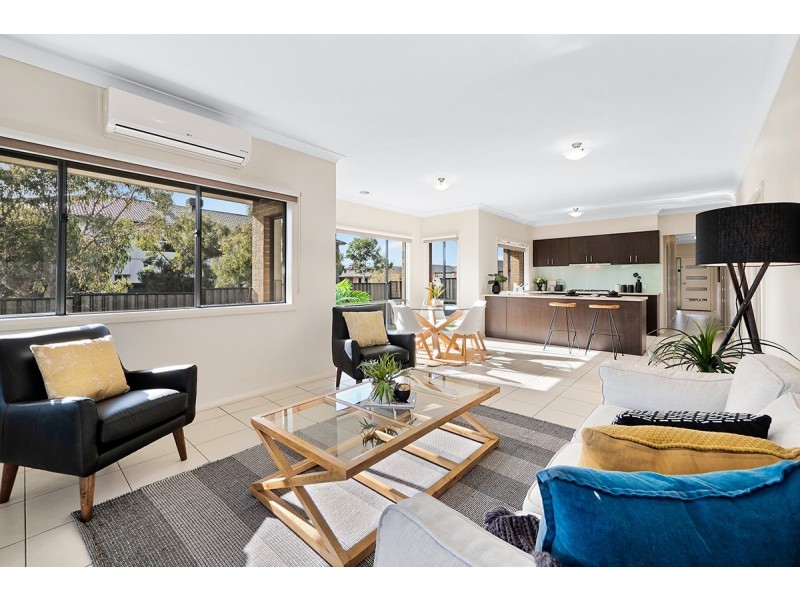 10 Buckskin Drive, Clyde North VIC 3978