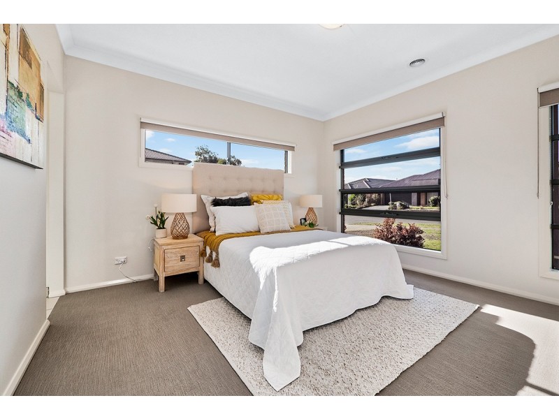 10 Buckskin Drive, Clyde North VIC 3978