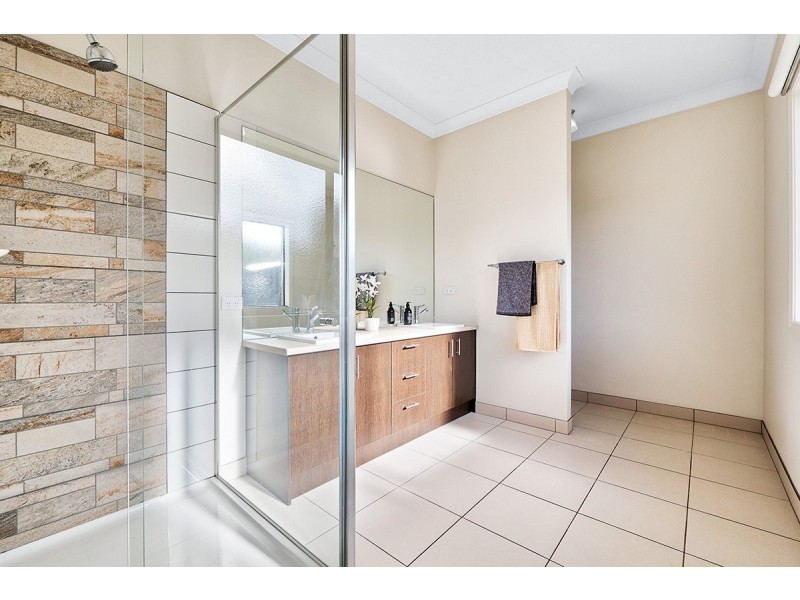 10 Buckskin Drive, Clyde North VIC 3978